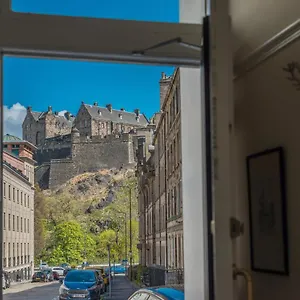 Holiday home Victorian Elegance With Stunning Castle View, Edinburgh